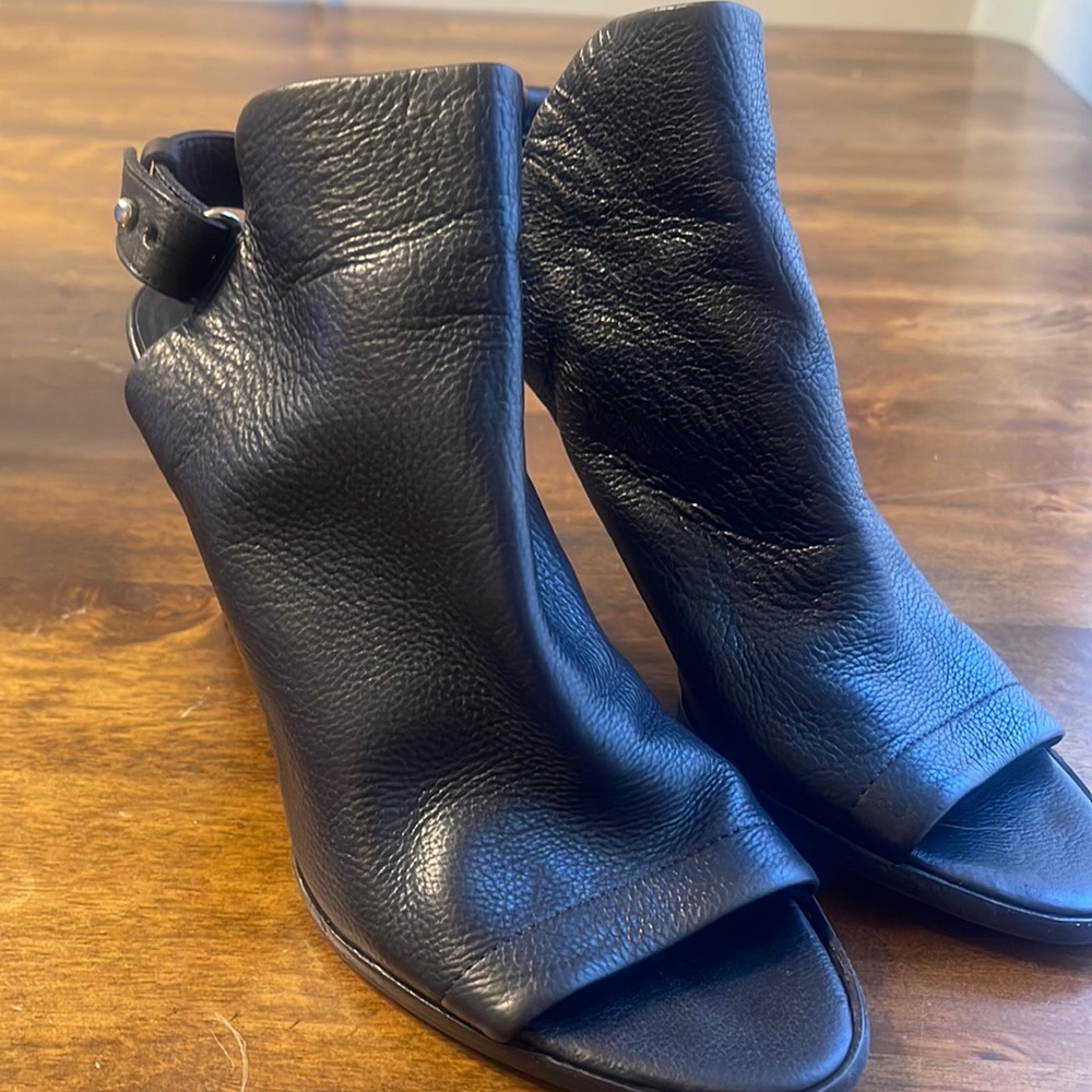Beautiful black leather sandals by VINCE genuine leather inside and outside!!
